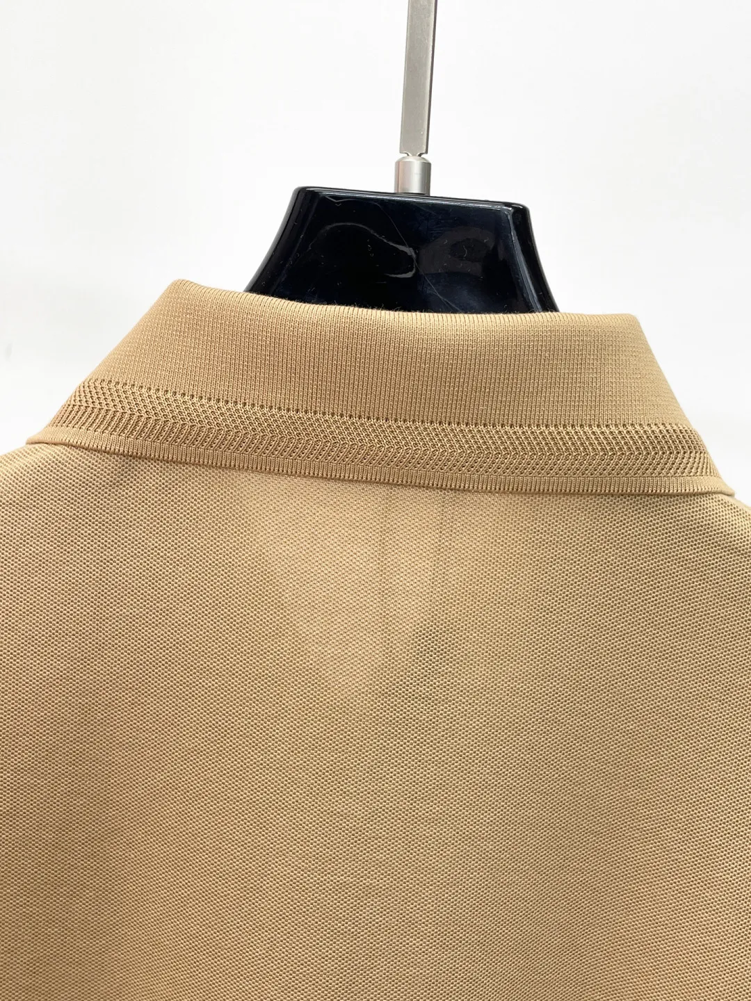 BURBERRY New Arrival Polo shirt, complete with three labels, original fabric, original customized accessories, official Same Style, using 210 grams of pure cotton pique fabric, customized same-tank dyed fabric, very comfortable and smooth to the touch, very wide and stylish, produced by a first-line brand on behalf of Factory, imported Behringer embroidery machine, embroidery is full and textured, imported Kangli direct-injection machine, printing is clear and textured, the collar rib is woven with imported yarn It will not lose shape after being worn for a long time. It is the most New Arrival style in spring and summer. It is fashionable and individual. It is super Versatile and looks good. It is very suitable for both men and women. It is a must-have for everyone. Size: S-XXL